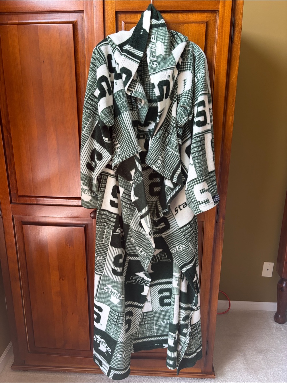 Michigan State Snuggie - Picture 2 of 5